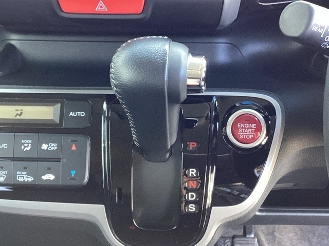 CVT車のセレクトレバーです。低速から高速まで、変速ショックのないスムーズな走りを実現するとともに、エンジン効率のよい領域を維持することで燃費にも貢献します。