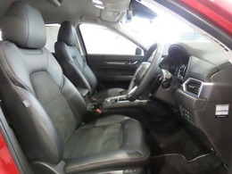 【運転席シート】へたりがちな運転席も大きなへたりがなく、綺麗な状態です。