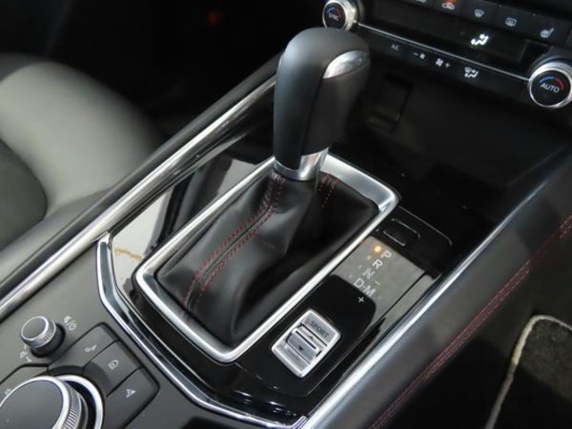 【オートブレーキホールド】停車中にブレーキペダルから足を放しても、ブレーキを自動的に制御して、車両の停車状態を保持する機能です。信号待ちなどの停車時に運転者の負担を軽減します。