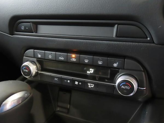 【フルオートエアコン】運転席と助手席の温度調整がそれぞれ出来るフルオートエアコン装備です。これなら暑がりなご主人、寒がりな奥様が同乗されても問題ないですね。