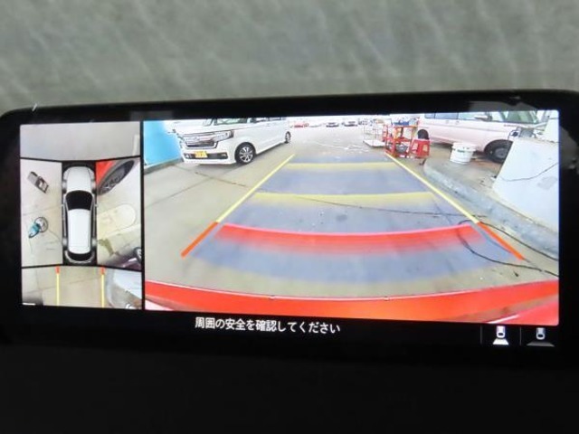 【360°ビュー・モニター】前後左右4つのカメラ映像をさまざまな走行状況に応じて切り替えてセンターディスプレイに表示することで、駐車時や狭い道でのすれ違い時、見通しの悪い交差点進入時でも安心感を高めます。