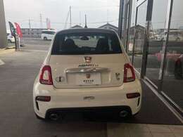 500と同じドーナツ型のテールランプでポップな印象に