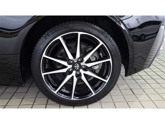 純正17インチアルミ　タイヤサイズ215/45R17