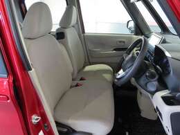 大きなベンチシートで足元もヒロビロ■大型シートで座り心地は快適♪中央にはアームレストが付いてゆったりドライブ♪　シートヒーター（運転席＆助手席）装備(*^-^*)