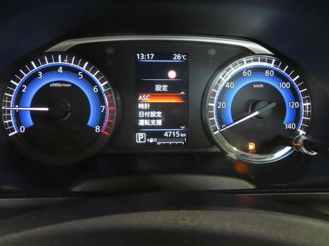 明るく光って高級感を演出するハイコントラストメーター☆スポーティーで視認性もグッドです☆メーター中央の液晶ディスプレイには多彩な走行情報や環境情報を表示してドライバーをサポートします☆