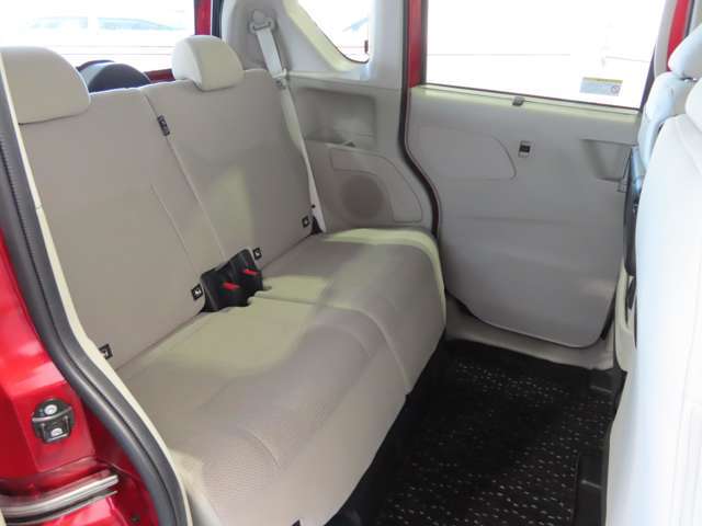 リアシートもゆったり広々。左右分割でリクライニング＆大型スライドできます！