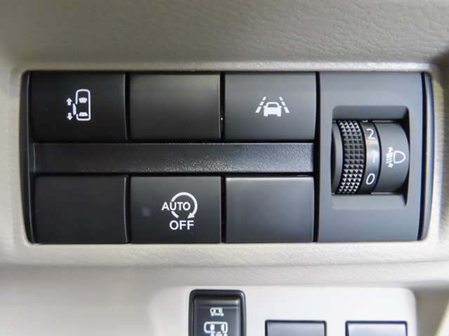 スライドドア開閉スイッチなどは右手で操作しやすい位置に配置されています！！