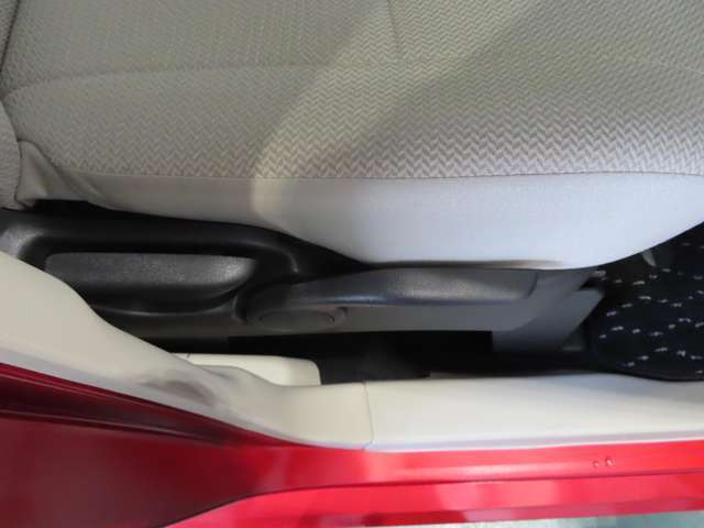 運転席にはレバーでシート高さを調節できるハイトアジャスターを装備☆、体格に合わせたポジションを設定できます。