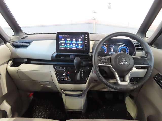 シフトレバーをダッシュパネルセンターに装備。運転席、助手席の足元すっきり！