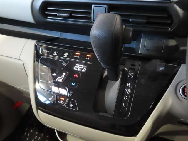 つややかで上品質のタッチパネル式オートエアコンを標準装備！また運転席　助手席シートヒーター付きなので寒さ対策も安心♪