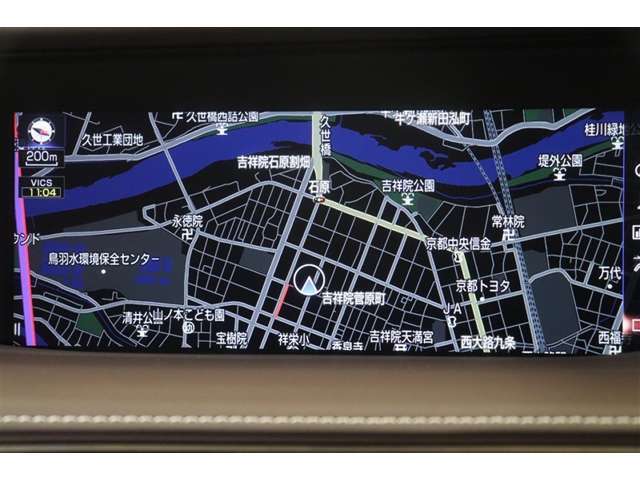 ワイドで視認性の良いメーカーSDナビ。CD・DVD・SD・AUX・USB・フルセグTV対応です。ナビ連動ETC2.0を搭載。利用日や料金の確認がモニターで出来て便利ですよ。