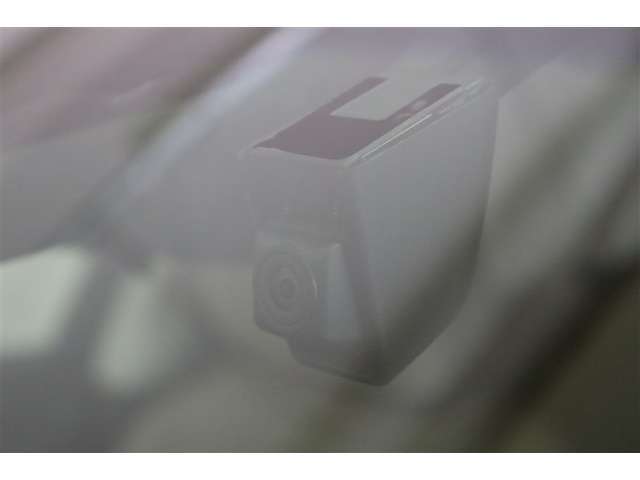 ドライブレコーダー搭載！万が一の場合、責任の所在を明確にできるのはもちろん、観光などお出かけ先の景色を残しておけます。録画が残ると思えば、自分自身も安全運転を意識しますよね！