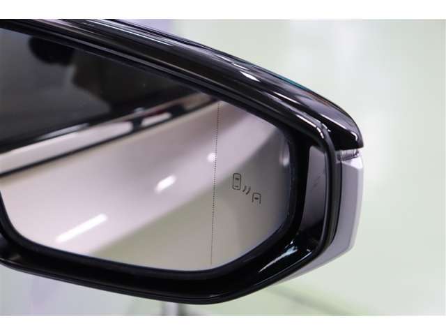 BSMを装備。さらに、バックで出庫する際に左右から接近する車両を検知し警告する【RCTA】、状況をカメラで検知し、ミラー内のインジケーター点滅と警告音で注意喚起する【RCD】で安全確認をサポートします