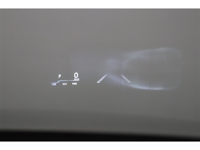 ヘッドアップディスプレイ（HUD）です。運転に必要な情報をフロントガラスの視野内に投影することで視線を外さず確認できます。視線移動や焦点調節が少なくて済むので安全性の向上に貢献します。