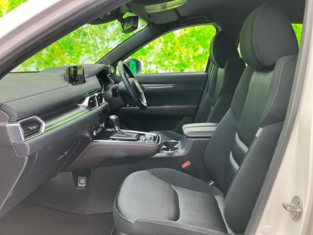 WECARSでは各商談席に大型モニターをご用意しております！見やすい大画面でゆったりと全国の在庫をご覧いただけます！是非ご来店お待ちしております！