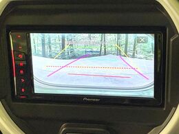 【バックカメラ】駐車時に後方がリアルタイム映像で確認できます。大型商業施設や立体駐車場での駐車時や、夜間のバック時に大活躍！運転スキルに関わらず、今や必須となった装備のひとつです！