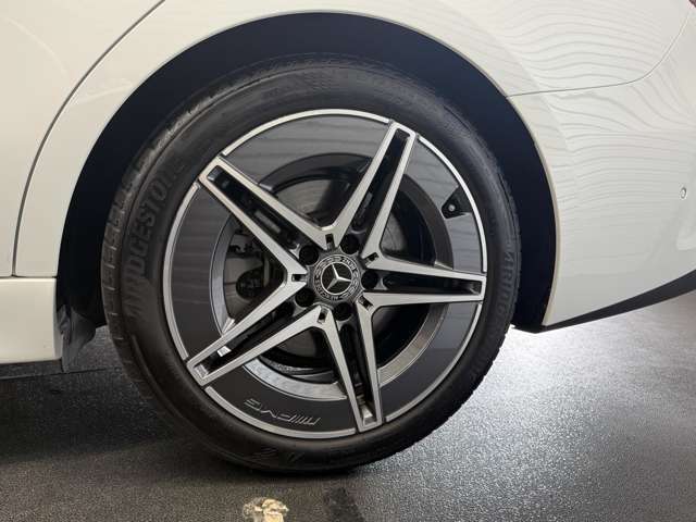 左フロント/ホイールロックボルトは弊社備品になります。純正アクセサリーでのご購入をお勧めします。