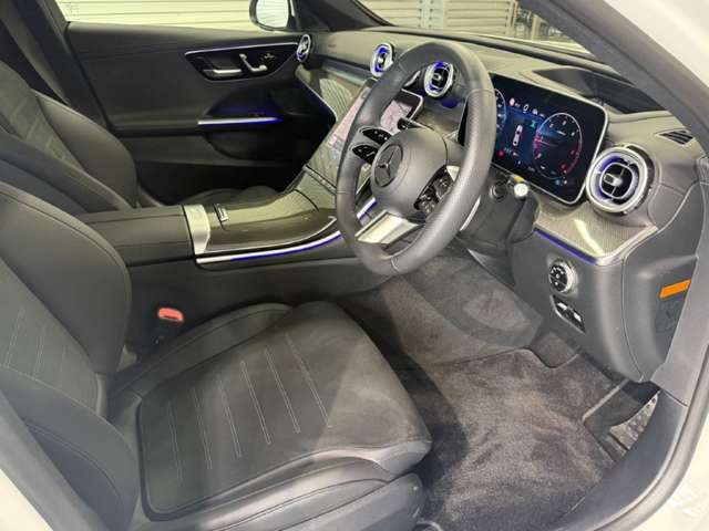 メルセデスのシートは、少し硬めに出来ておりますので、長時間の運転でも疲れにくく、安全にドライビングをお楽しみ頂けます