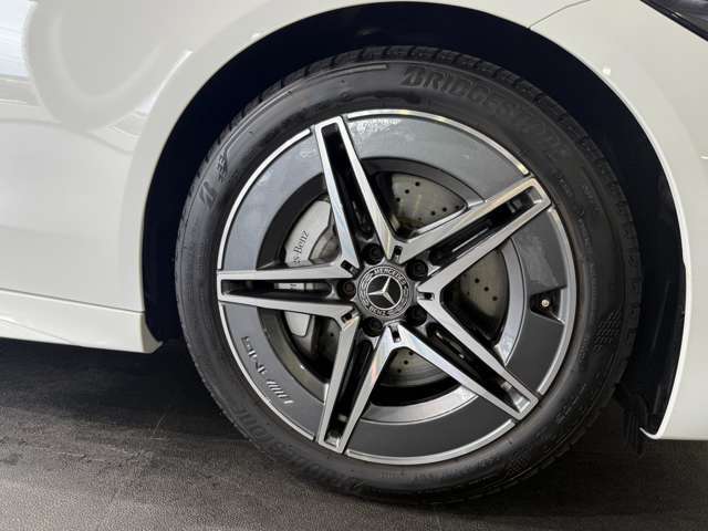 右フロント/ホイールロックボルトは弊社備品になります。純正アクセサリーでのご購入をお勧めします。