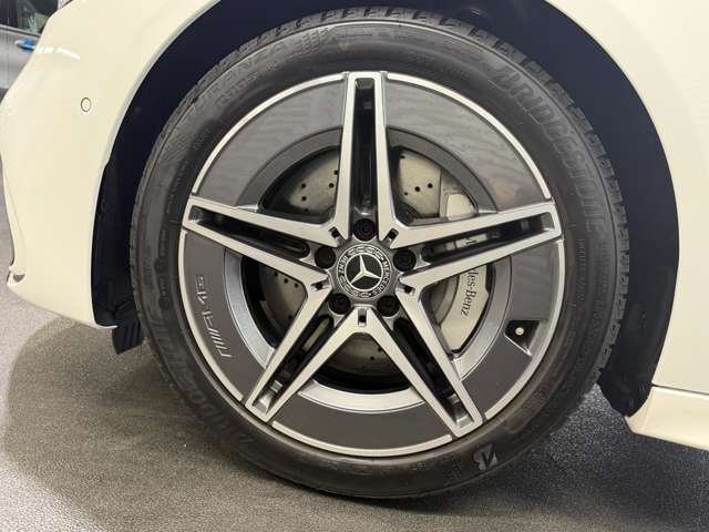 左リア/ホイールロックボルトは弊社備品になります。純正アクセサリーでのご購入をお勧めします。