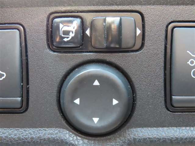 日本の駐車場は幅が広くないところが多くて、乗り降りが大変だったりしますよね。電動ミラーがあれば、室内でミラーをたためるので、駐車するときも便利ですね。