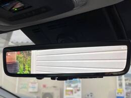 【デジタルインナーミラー】後席の大きな荷物や同乗者で後方が確認しづらい時でも安心！カメラが撮影した車両後方の映像をルームミラー内に表示。クリアな視界で状況の確認が可能です！