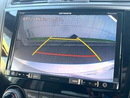【バックカメラ】駐車時に後方がリアルタイム映像で確認できます。大型商業施設や立体駐車場での駐車時や、夜間のバック時に大活躍！運転スキルに関わらず、今や必須となった装備のひとつです！