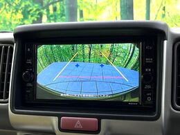 【バックカメラ】駐車時に後方がリアルタイム映像で確認できます。大型商業施設や立体駐車場での駐車時や、夜間のバック時に大活躍！運転スキルに関わらず、今や必須となった装備のひとつです！