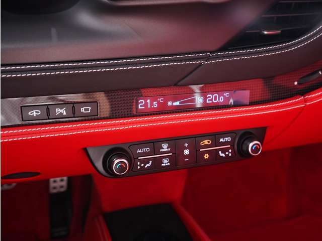 エアコンの温度調節は左右独立式なので、助手席の方が寒い場合でも温度を変えて快適にドライブができます。
