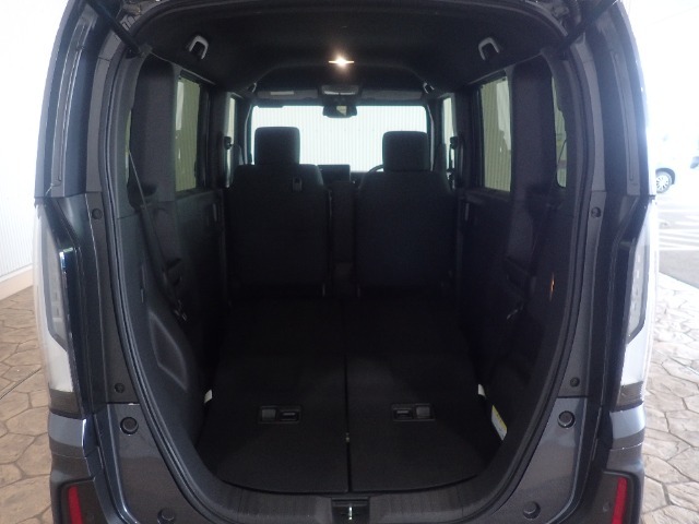 大きな開口部の荷室スペースはとても広々としています。　大きな荷物も楽々収納出来ちゃいますよ♪　大は小を兼ねると言いますしスペースは大きい事に越した事はありませんね！