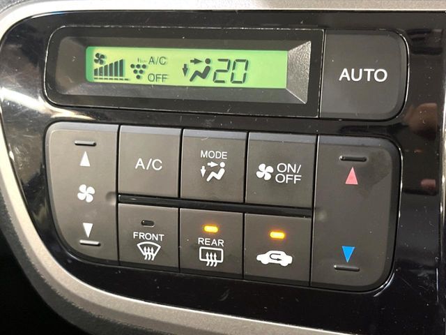 【オートエアコン】一度お好みの温度に設定すれば、車内の温度を検知し風量や温度を自動で調整。暑い…寒い…と何度もスイッチ操作をする必要はありません。快適な車内空間には必須の機能ですね♪【オートエアコン】