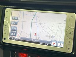 【純正ナビ】人気の純正ナビを装備しております。ナビの使いやすさはもちろん、オーディオ機能も充実！キャンプや旅行はもちろん、通勤や買い物など普段のドライブも楽しくなるはず♪