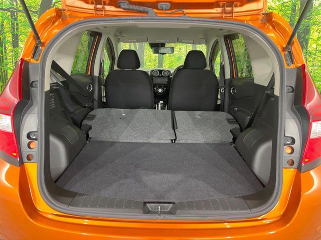 普段のお買い物や通勤、送迎等に十分な荷室スペースを確保しております。セカンドシートを倒すと、大きな荷物の積載も可能です♪