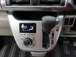 オートエアコン：お好みの温度に設定しておけば自動で風量を調整。快適な空調でドライブできます。