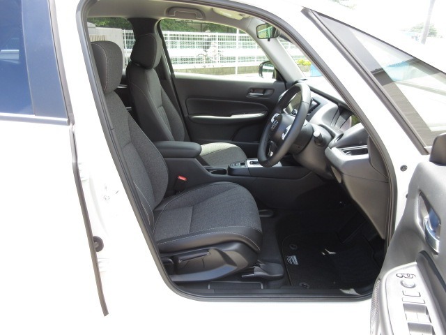 すわり心地の良い運転席・助手席です。長時間のドライブの疲れ軽減に貢献します。どうぞ快適なドライブを♪