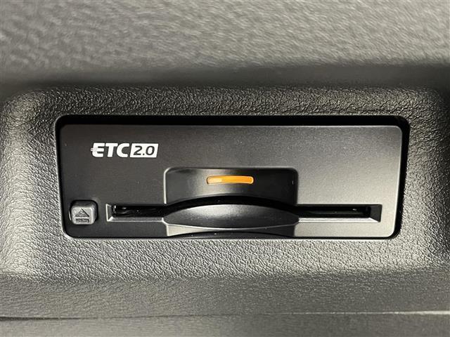 【ETC】有料道路を利用する際に料金所で停止することなく通過できる、ETC車載器（ノンストップ自動料金収受システム機器）が装備されています。セットアップを行うことで利用可能になります。