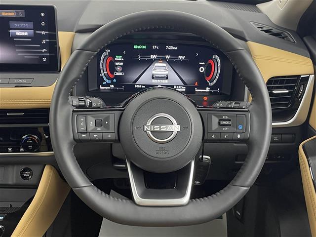 【ステアリング】軽い力で扱いやすいハンドルです。目立つ傷やスレなどなく綺麗な状態です！除菌プランいれていただくとさらに快適に！清潔なお車はお子様にも安心ですね！