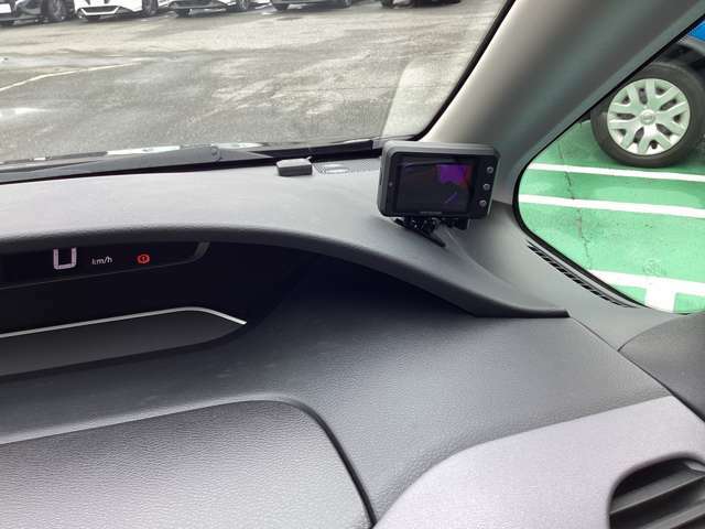 後ドライブレコーダーは、運転席側ダッシュボード上の、モニターで見れます。
