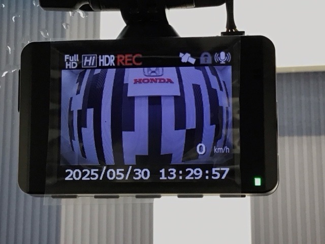 社外ドライブレコーダーがフロントに付いております！万が一の時や楽しいドライブシーンの記録・再生が可能です！