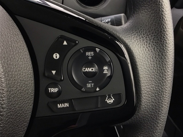アクセルから足を離しても設定したスピードを保ち走行し、高速道路での疲労軽減に役立つクルーズコントロール付きです！