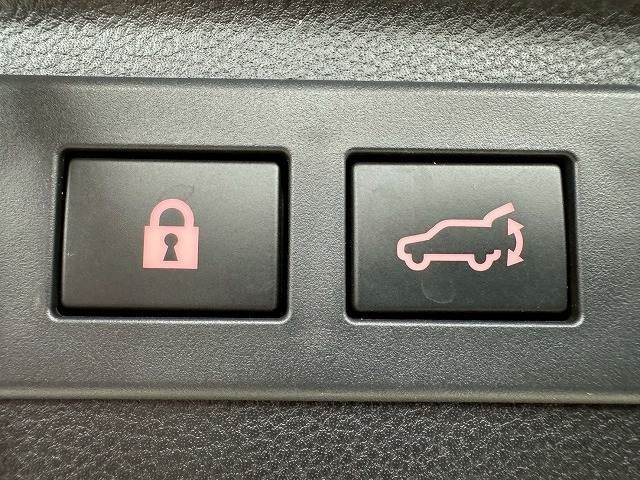 【電動リアゲート】装備しております。両手が塞がた状態からワンタッチでリアゲートを開閉出来る便利なオプションです。