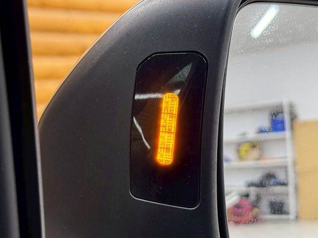 【ブラインドスポットモニター】ブラインドスポットモニター搭載で後方から接近する車両にも簡単に気づけます。