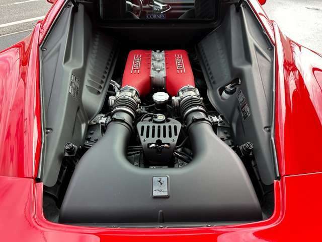 シャーシ、ボディ、エンジンは総アルミ製でサスペンションアームも鍛造アルミ製です！V8DOHC4・5リッターミッドシップエンジン！フェラーリパワー570PS（カタログ値）！