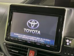 【純正9型ナビ】人気の純正ナビを装備しております。ナビの使いやすさはもちろん、オーディオ機能も充実！キャンプや旅行はもちろん、通勤や買い物など普段のドライブも楽しくなるはず♪