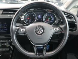 Volkswagen全車共通の上質な本革を使用した手触りのしっとりとしたステアリングです。唯一素肌が触れるハンドルは上位モデルと同じ握り心地になっております。