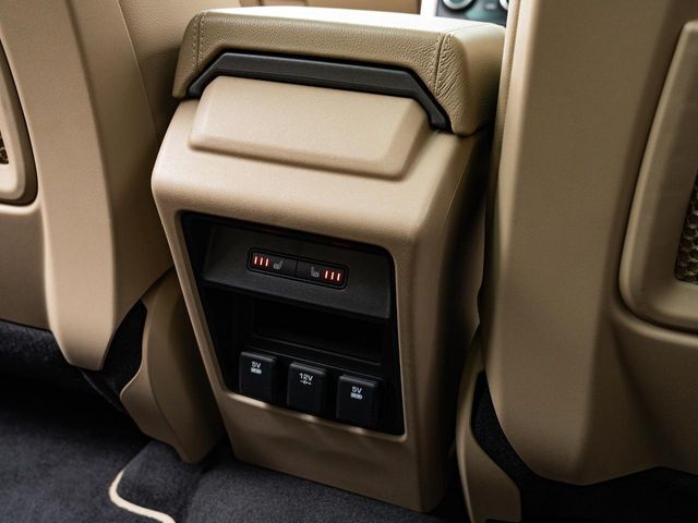 後席にも三段階で強弱の調節が可能なシートヒーター機能を装備！冬場には欠かすことのできないポイントの高い装備ではないでしょうか♪快適なドライブをお楽しみください。