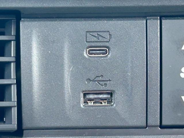 【USB端子】USB接続もついていますので携帯などの電子機器の充電にも使えて便利です♪