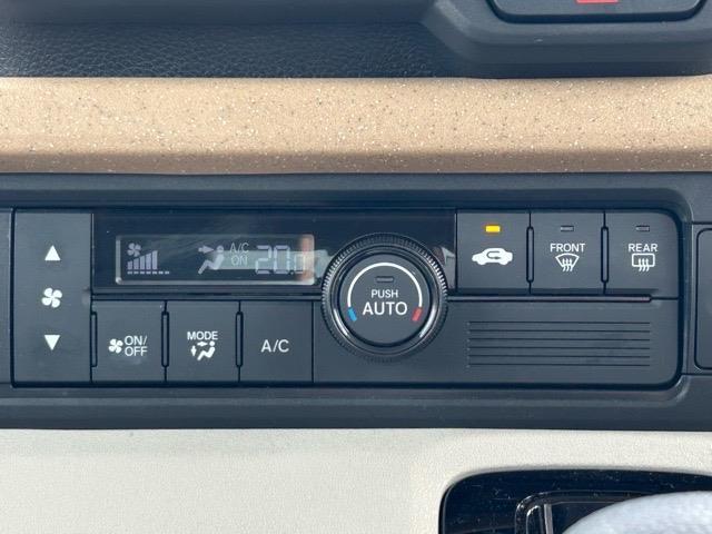 【　左右分離型フルオートエアコン　】運転席と助手席でそれぞれお好みの温度設定が可能で全席にも適切な空調をお届け致します。