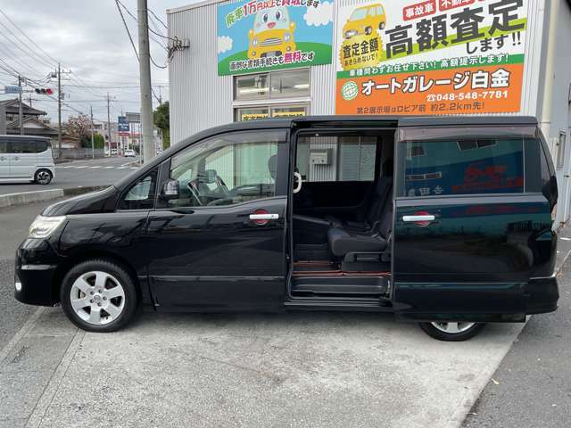 スライドドアは、通常のドアに比べて、車のボディに平行に開閉するので、開けてもスペースをとりません！荷物の出し入れや小さなお子さまの乗り下りも楽チン♪