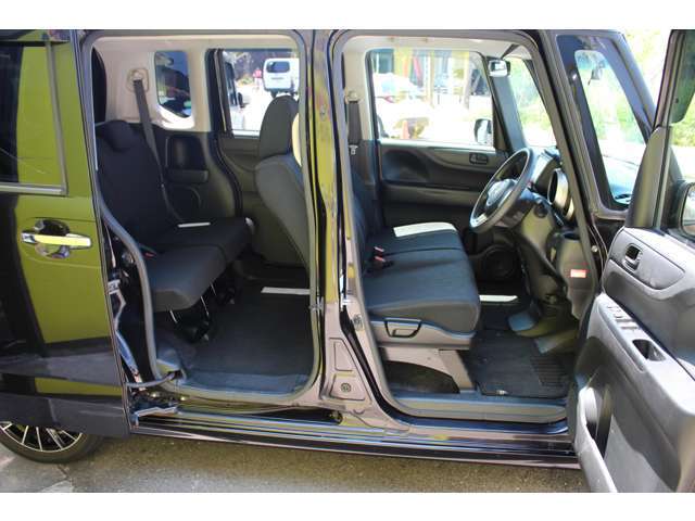 弊社販売のお車は全て内外装から室内、足回りに至るまでプロによる徹底クリーニングを施しております。お車の美しさには自信あり！細部まで入念に手仕上げしております。